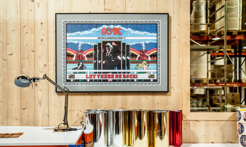 Digital Etikett , produksjonslokale med folierullar og AC/DC-plakat