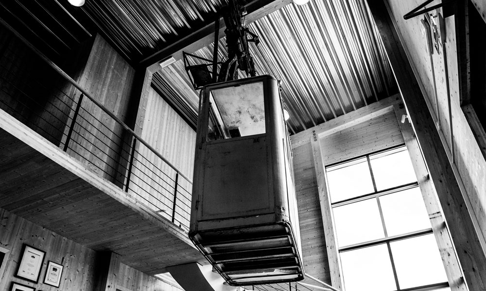 This cable car wagon used to go to a sanatorium in Luster. Now it hangs installed in our madhouse in Gaupne.